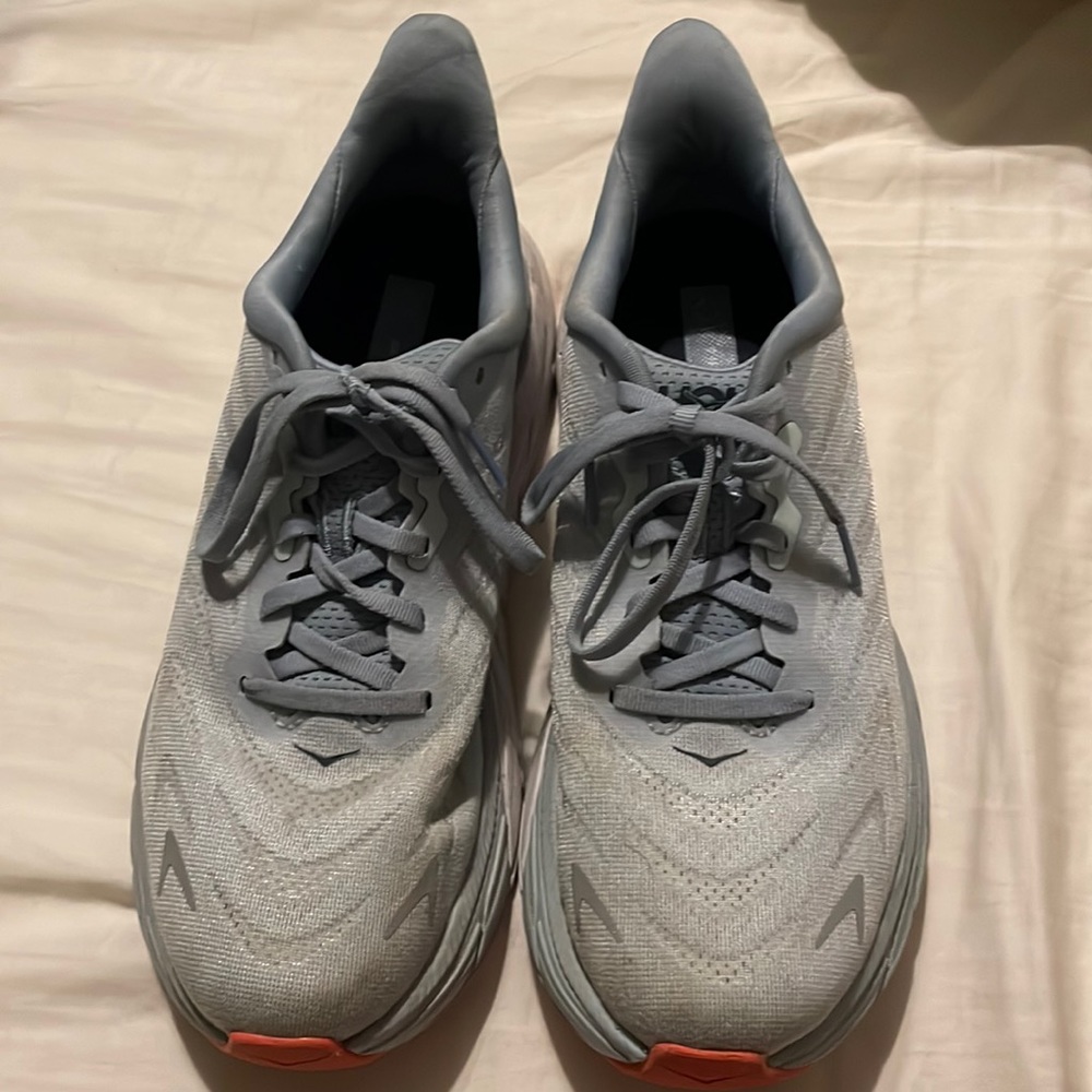Like new Hoka Arahi 6’s. Size US 9B. Only worn a few times for some short runs.